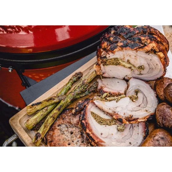 Kamado Joe Classic II grillben sült steak és zöldségek BBQ sütés közben
