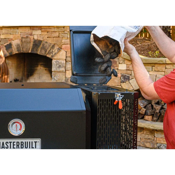 Masterbuilt Gravity Series™ 800 GravityFed faszén tartály az állandó utánpótláshoz