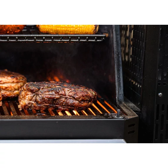 Masterbuilt Gravity Series™ 800 grillben sülő húsok és zöldségek BBQ sütés közben