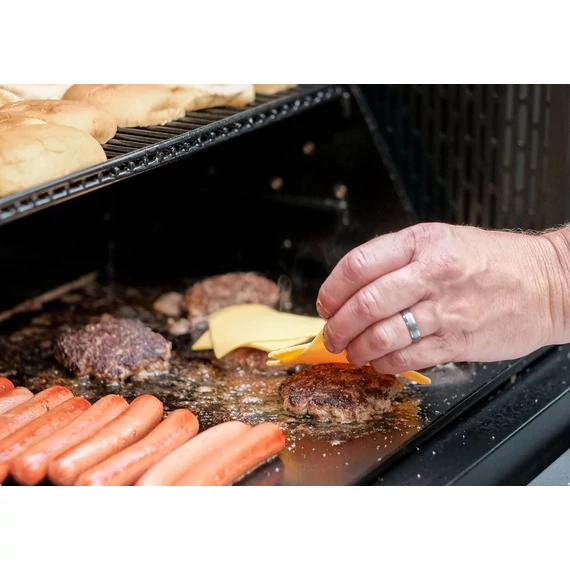 Masterbuilt Gravity Series™ 800 grillben sülő húsok és zöldségek BBQ sütés közben