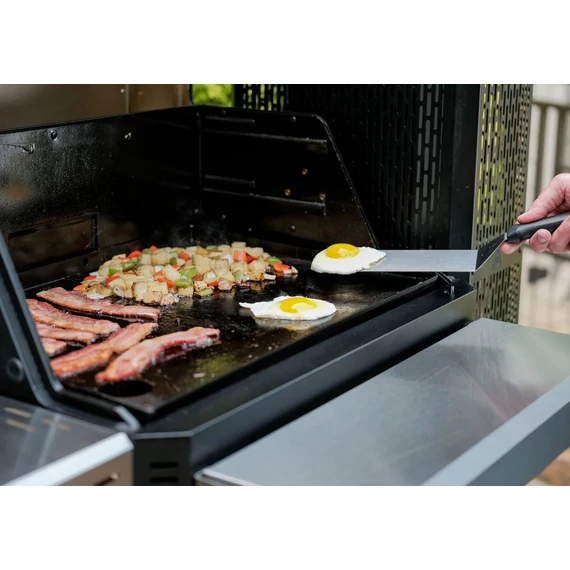 Masterbuilt Gravity Series™ 800 grillben sülő húsok és zöldségek BBQ sütés közben