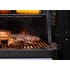 Masterbuilt Gravity Series™ 800 grillben sülő húsok és zöldségek BBQ sütés közben