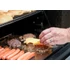 Masterbuilt Gravity Series™ 800 grillben sülő húsok és zöldségek BBQ sütés közben